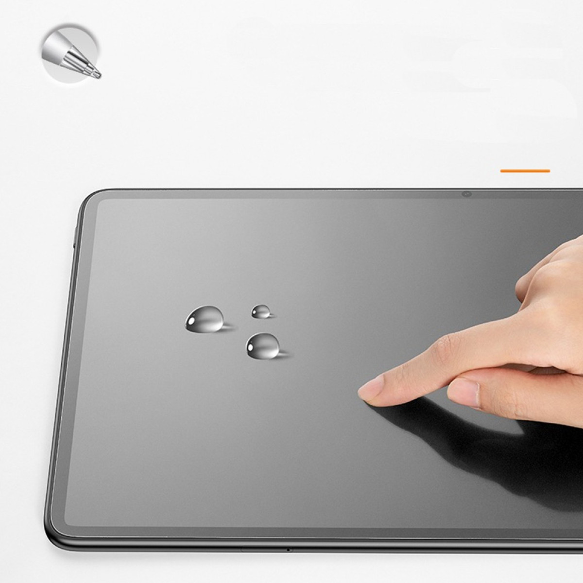 Uno schermo di tablet con tre gocce d'acqua, toccato da un dito, con uno stilo vicino alla parte superiore.