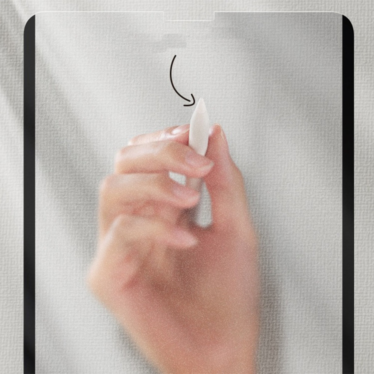 Una mano che tiene uno stilo bianco che punta verso uno schermo. Una freccia indica la direzione.