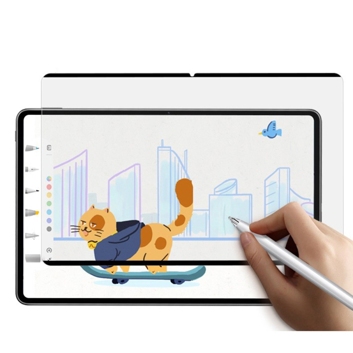 Un gatto su uno skateboard è disegnato su un tablet. Una mano tiene uno stilo, un uccello blu in aria.