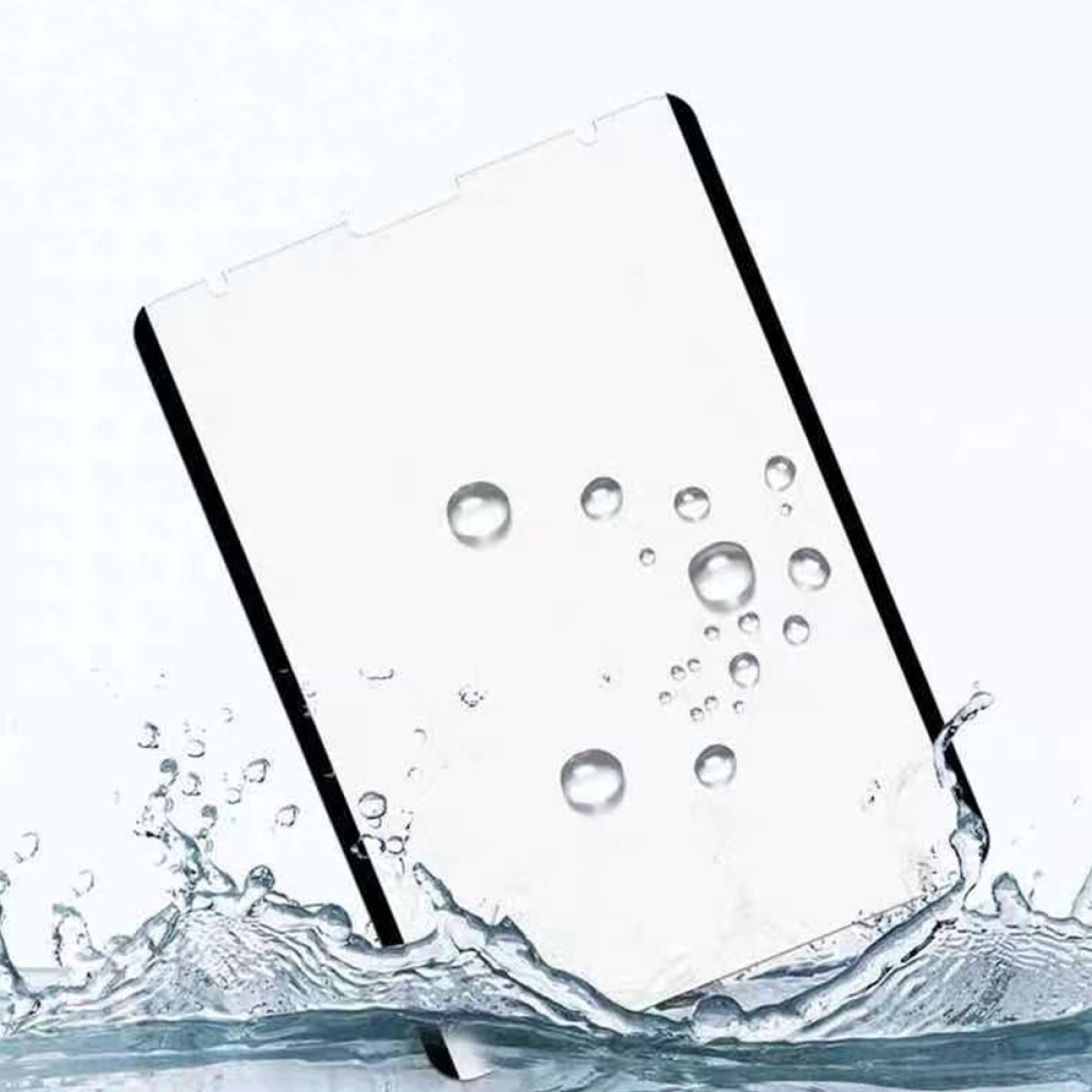 Een schermbeschermer met waterdruppels erop, in water.