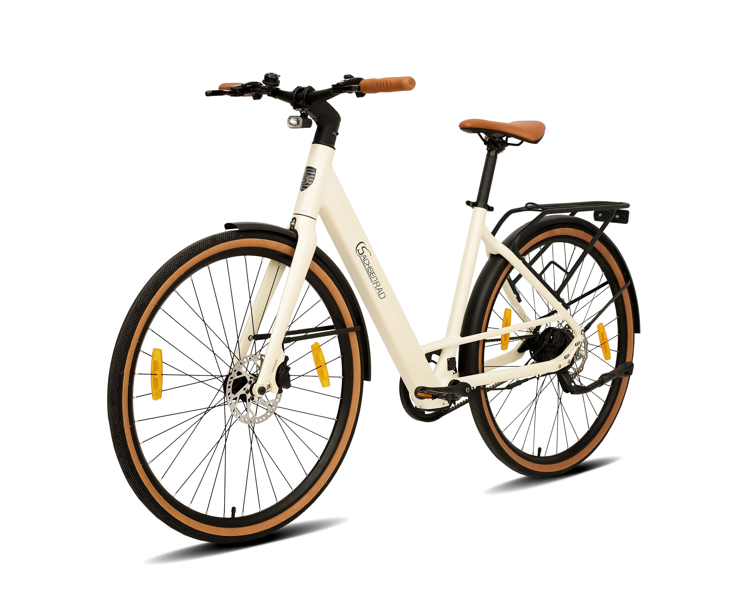 Cremefarbenes Fahrrad mit braunen Reifen, braunem Sattel und weißem Hintergrund.