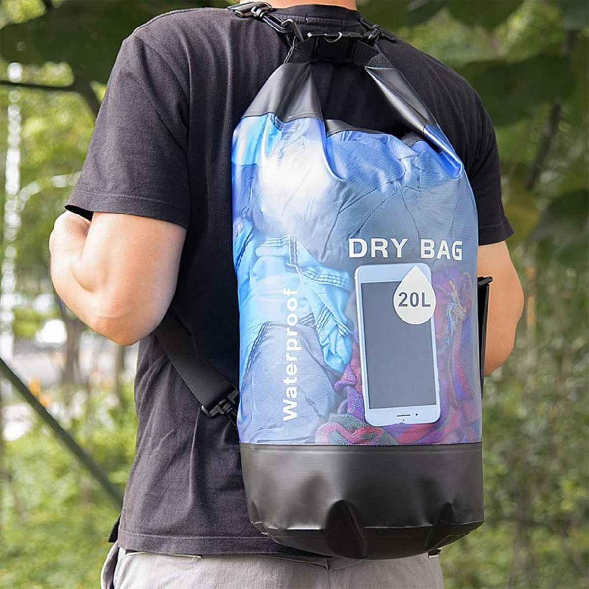 Ein Mann, der einen Dry Bag-Rucksack mit wasserdichtem Etikett trägt. Die Tasche ist mit Gegenständen gefüllt.