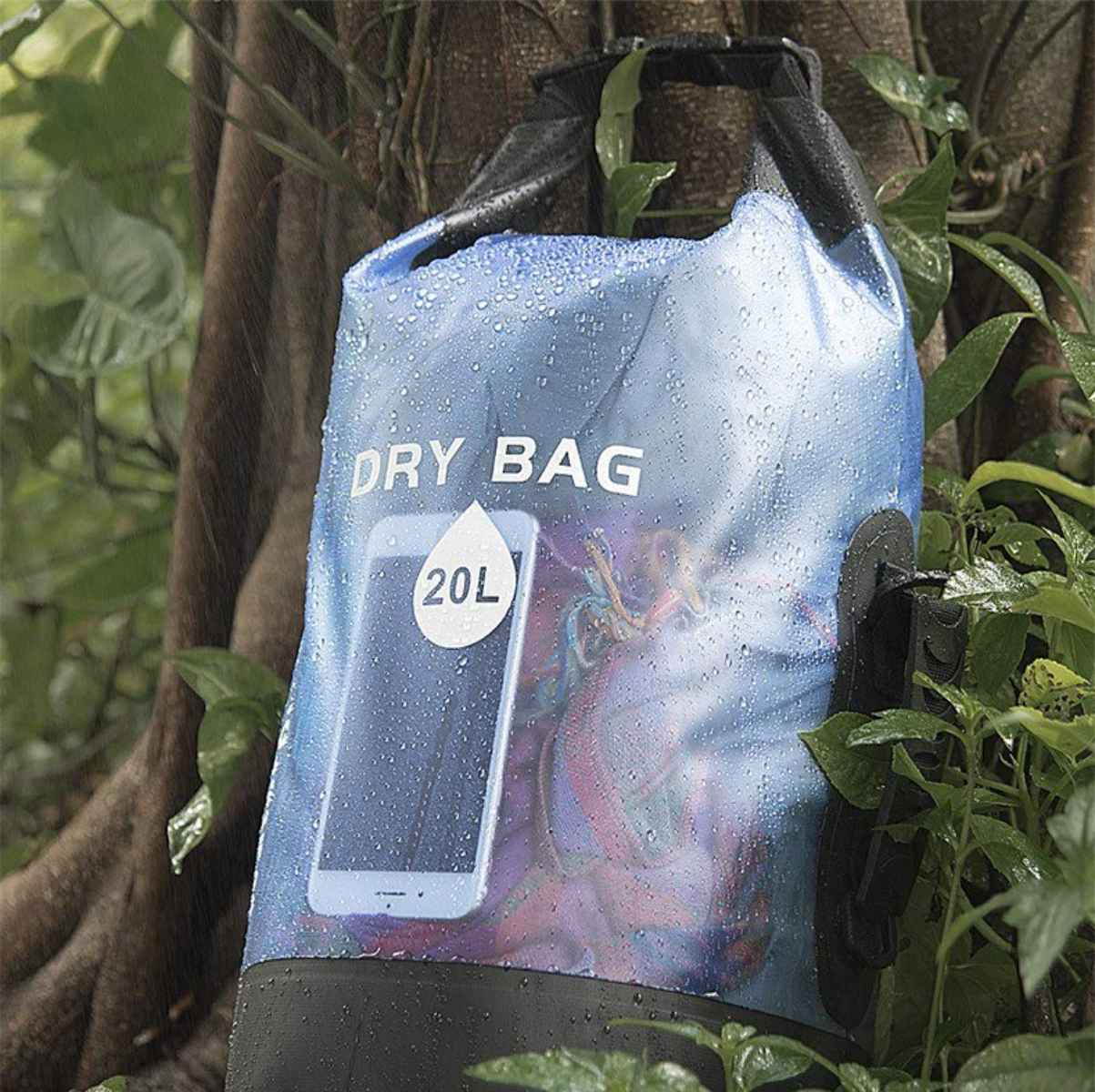 Blauer Trockenbeutel mit einem Telefon darin, im Wald stehend. Es regnet und die Tasche ist wasserdicht.