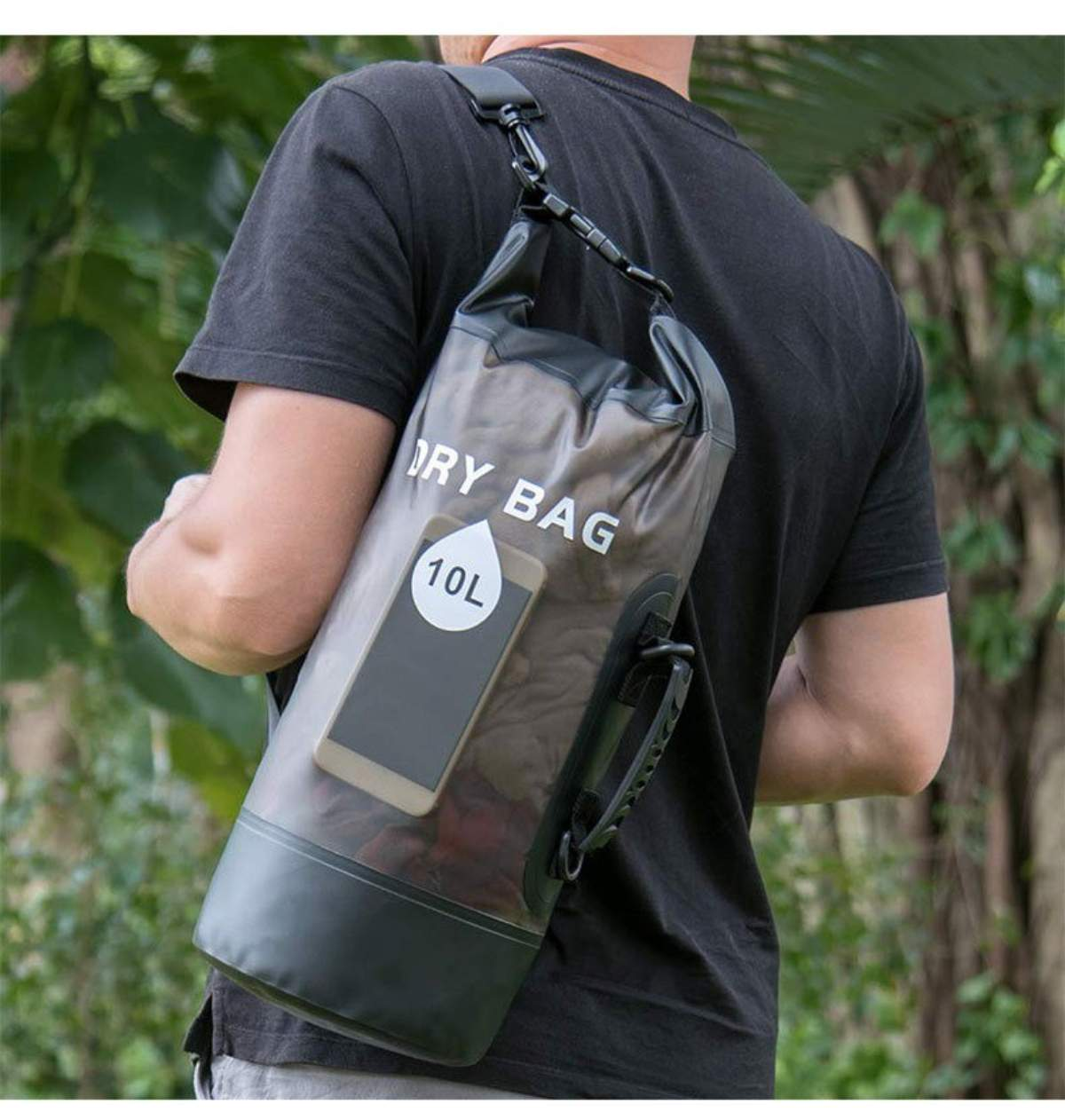 Ein Mann trägt einen durchsichtigen Trockenbeutel mit einem Telefon darin und dem Wort 'DRY BAG'.