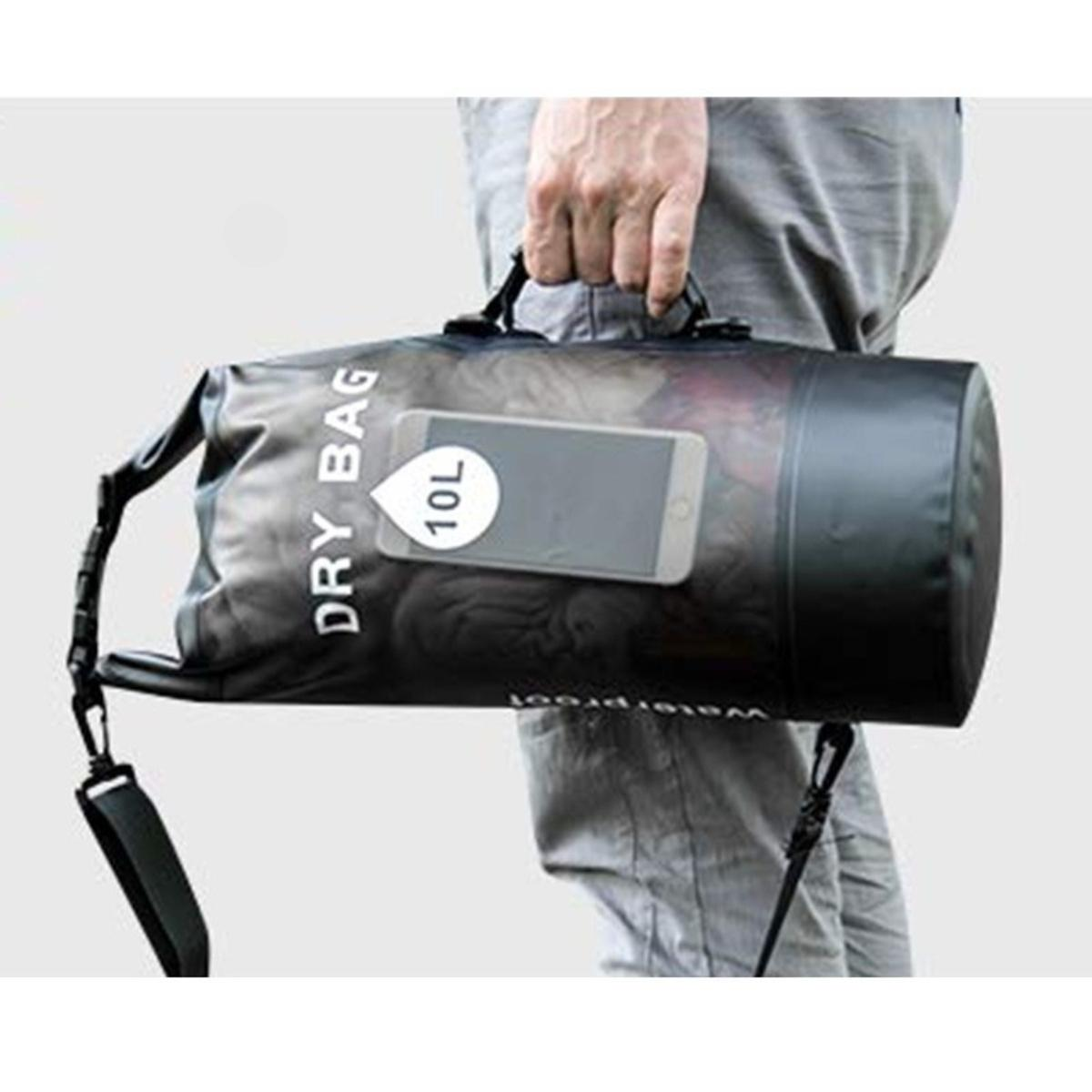 Eine Person hält einen schwarzen Trockenbeutel mit einem Telefon. Der Beutel hat 'DRY BAG'.