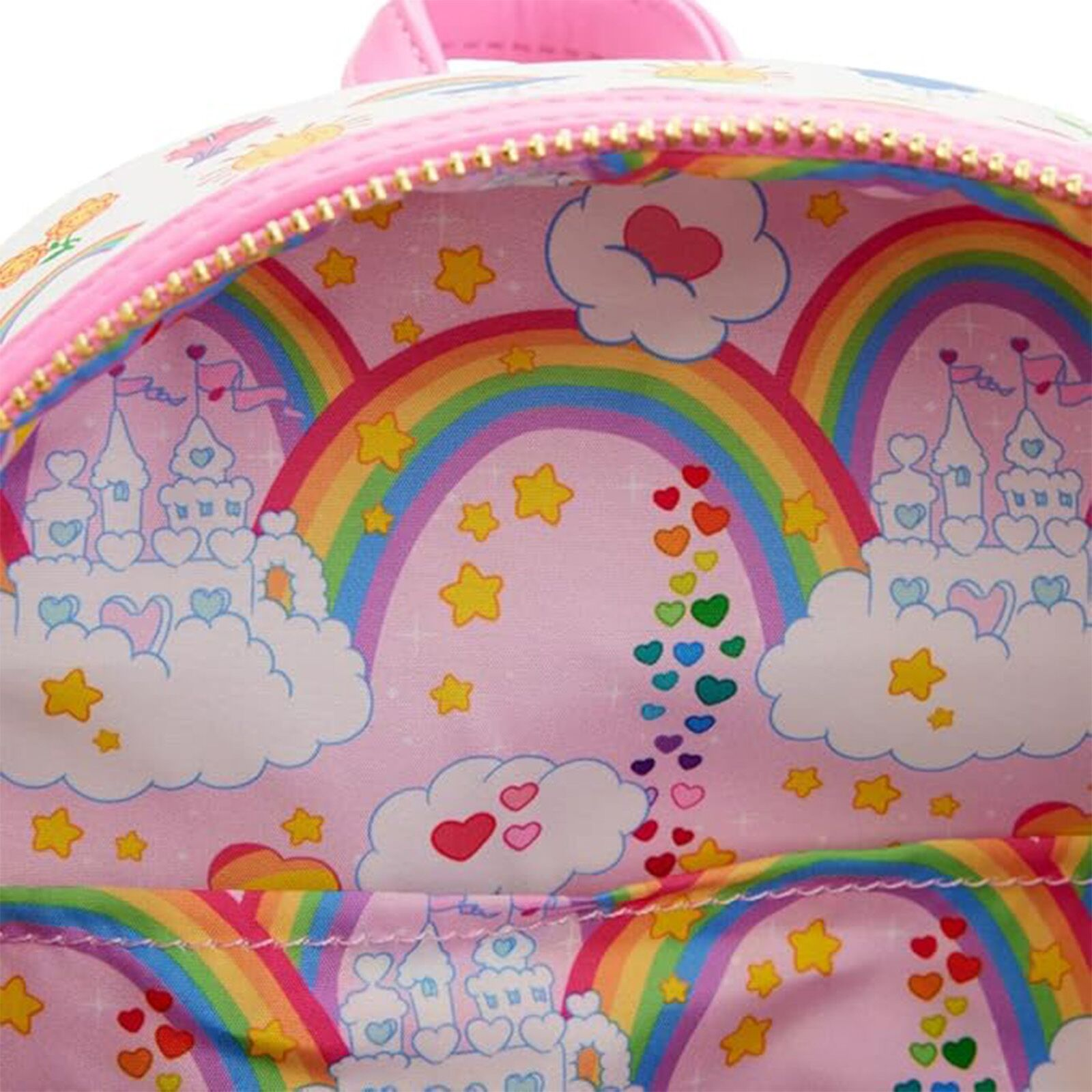 Die Innenseite eines Care Bears-Rucksacks mit Regenbögen, Wolken, Herzen und Sternen.