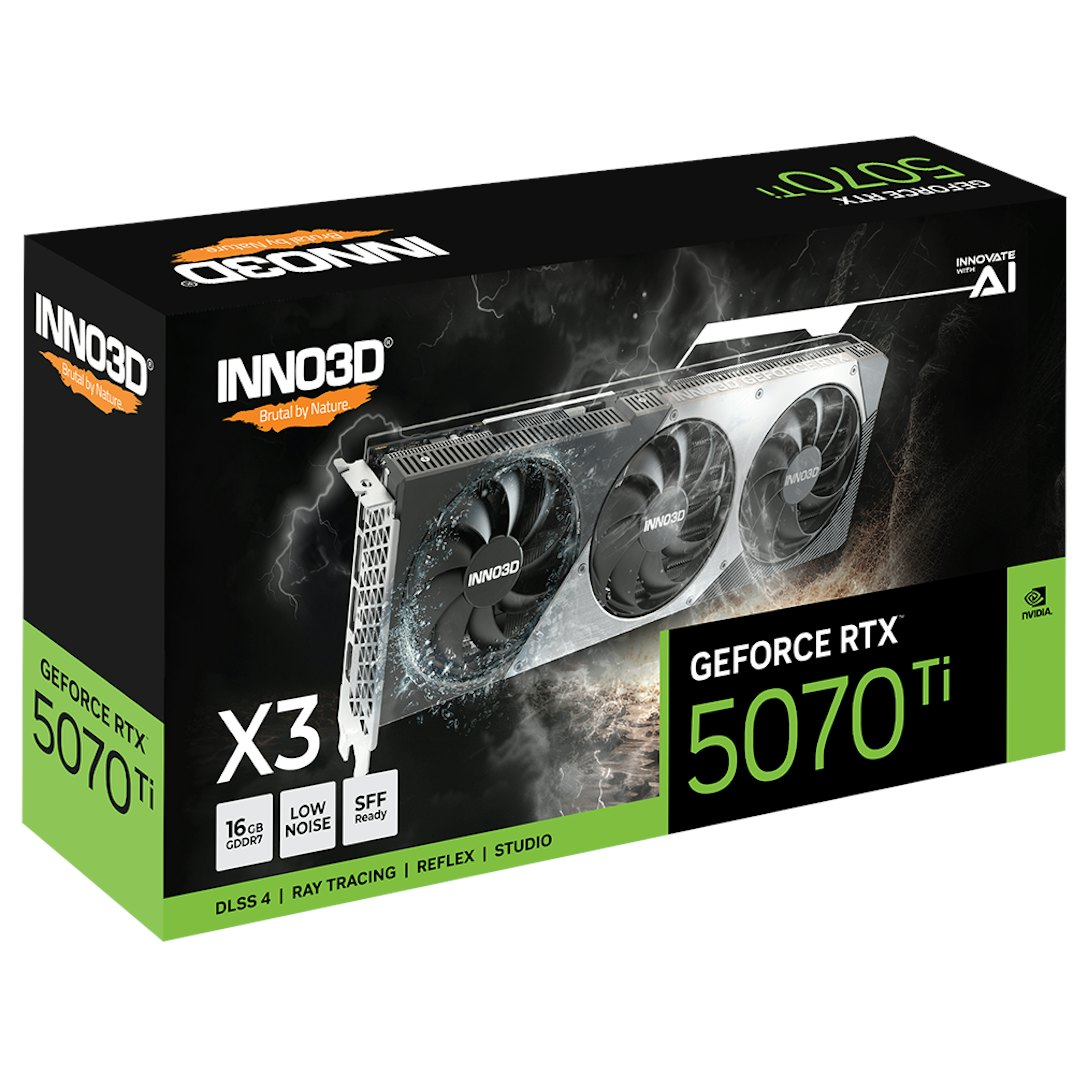 Eine Inno3D GeForce RTX 3070 Ti Grafikkartenbox und -karte. Die Box zeigt die Karte mit drei Lüftern.