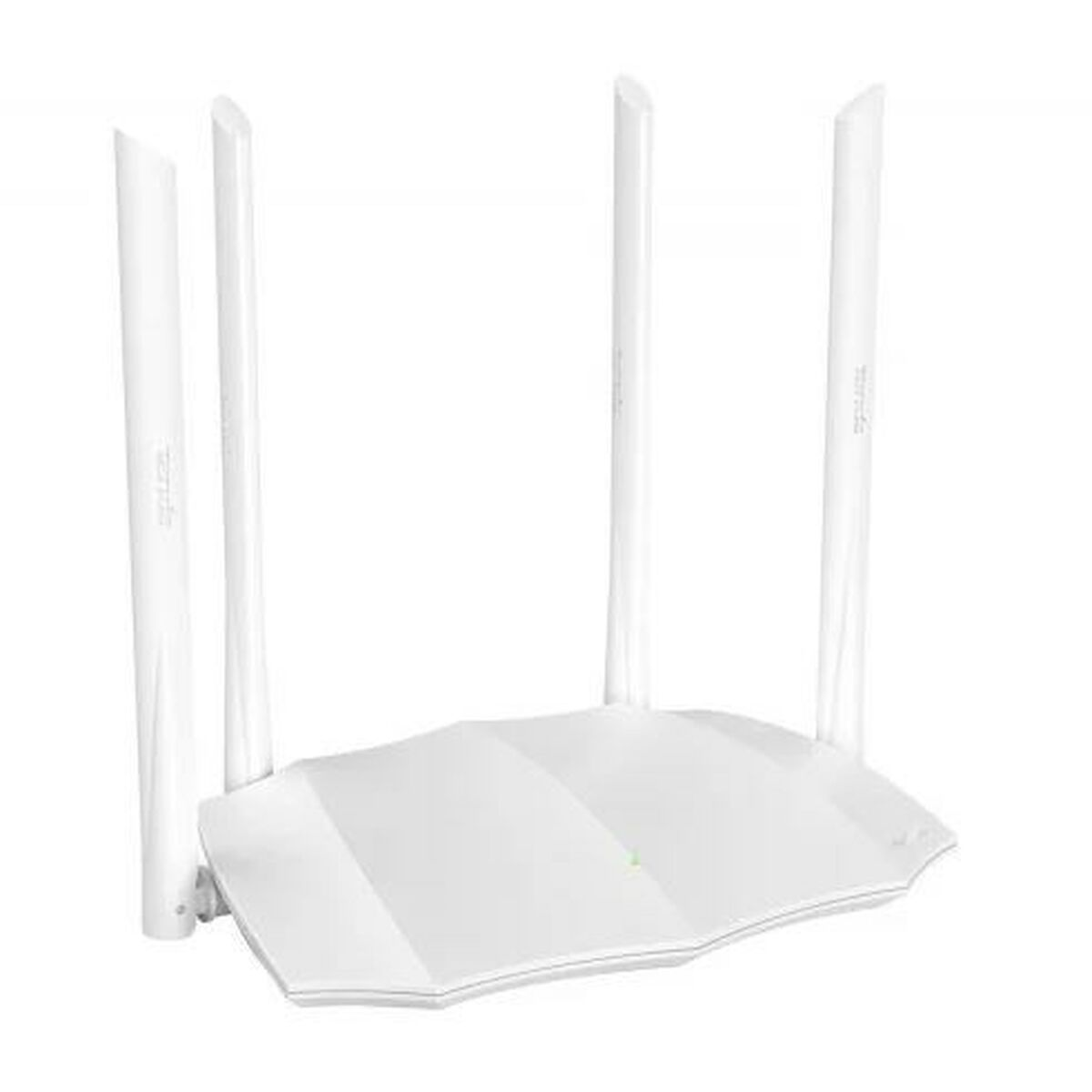 Weißer Router mit vier Antennen. Der Router befindet sich auf weißem Hintergrund.