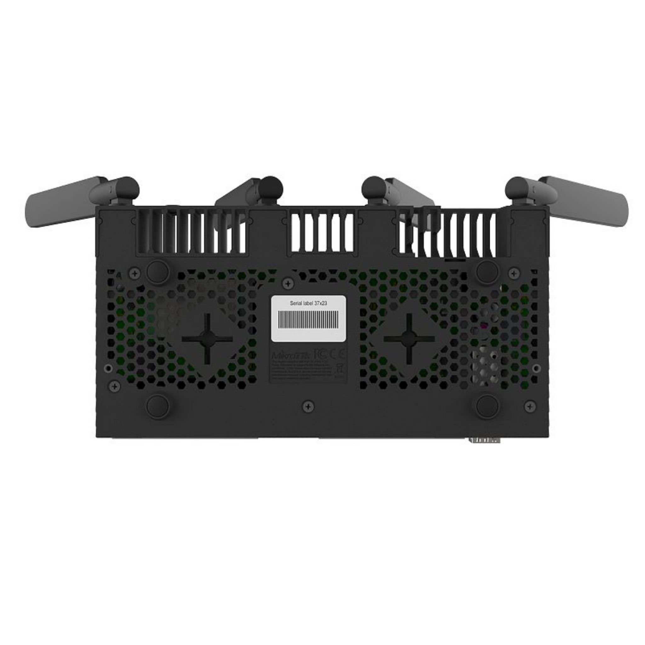 La parte inferior de un dispositivo MikroTik negro con antenas. Hay ventilaciones y una etiqueta serial.