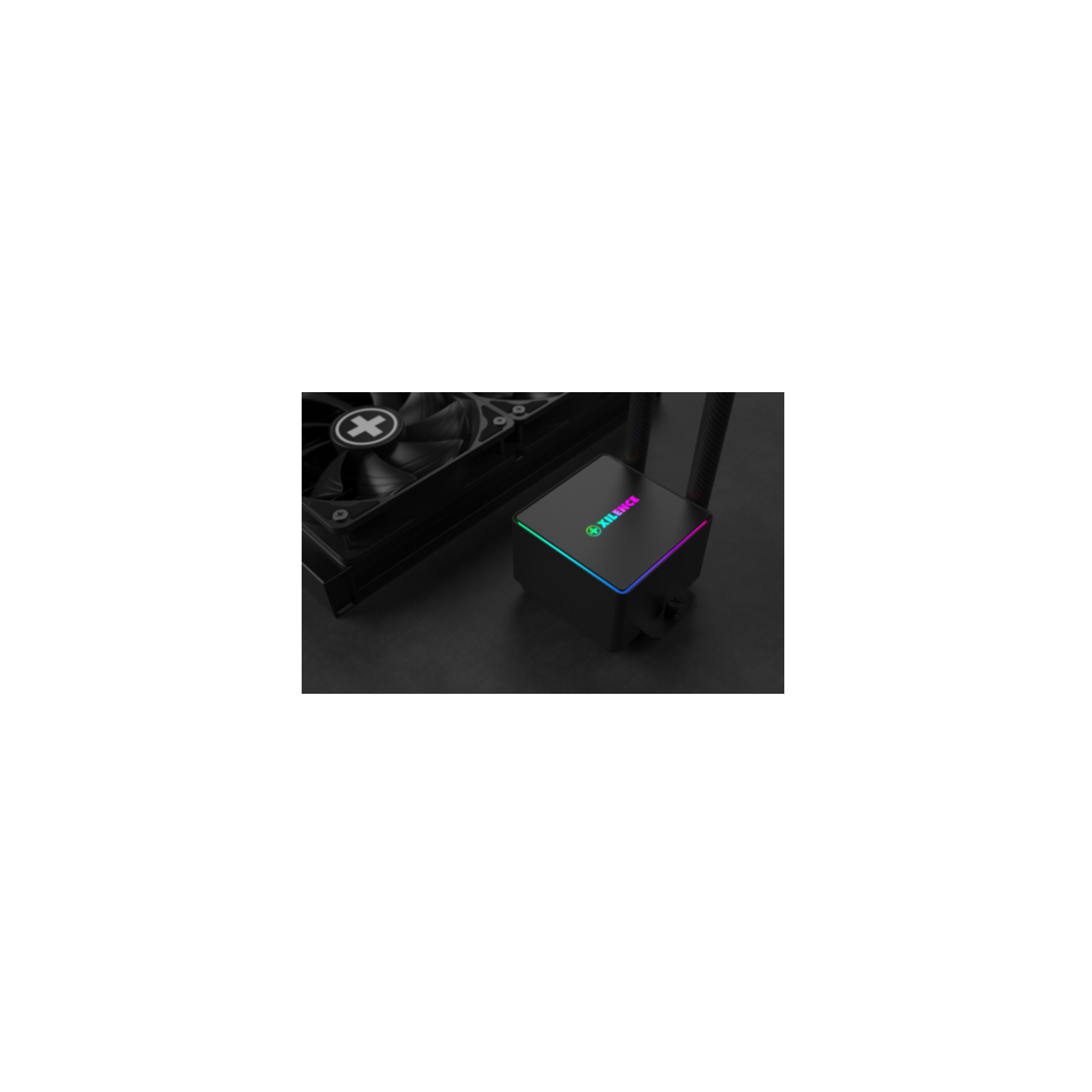 Czarny cooler CPU z wentylatorem i blokiem wodnym z oświetleniem RGB. Tło jest ciemne.