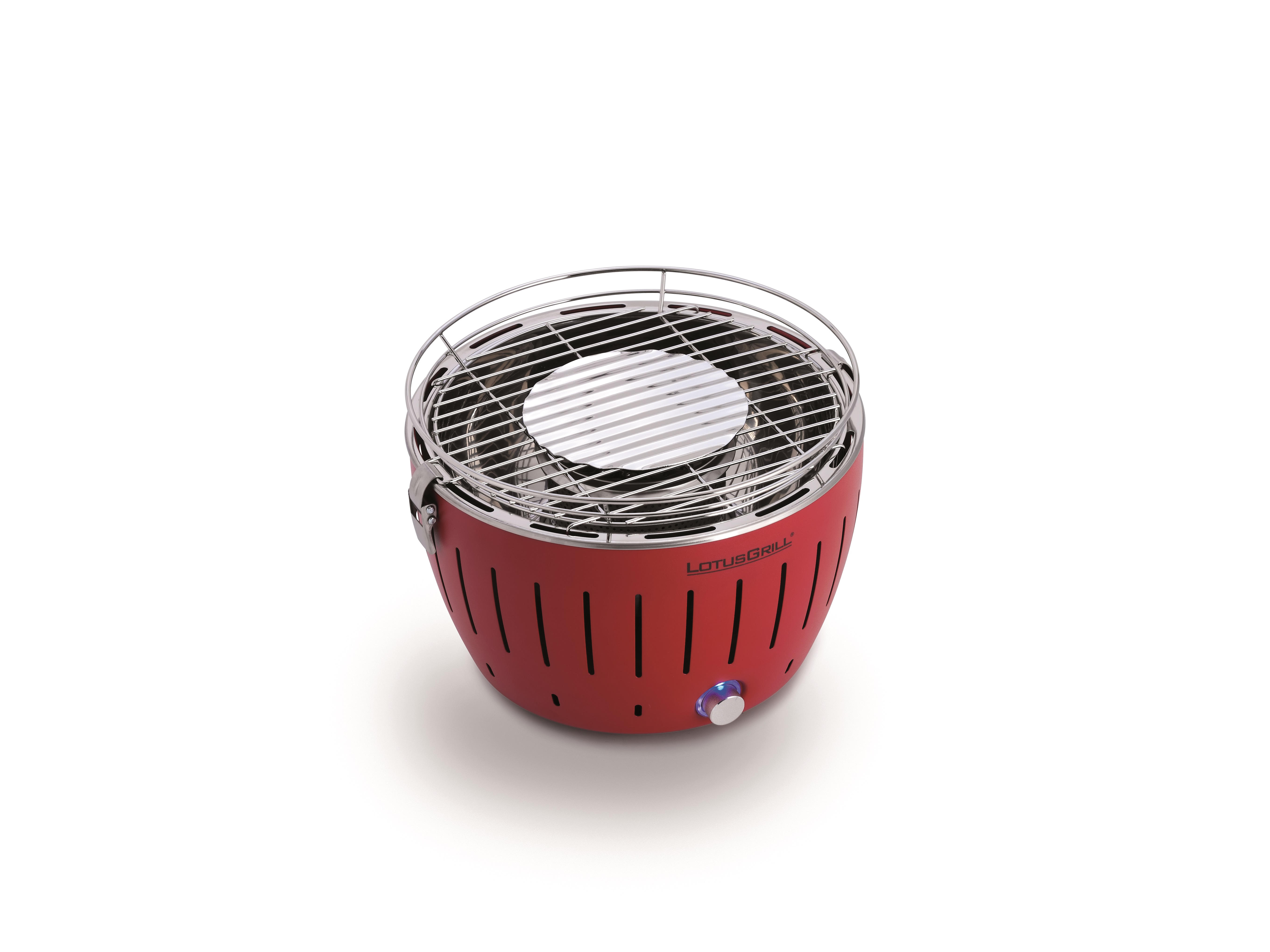Ein roter LotusGrill-Grill. Er hat einen Chromgrill, einen Knopf und Schlitze zur Belüftung. Der Hintergrund ist weiß.