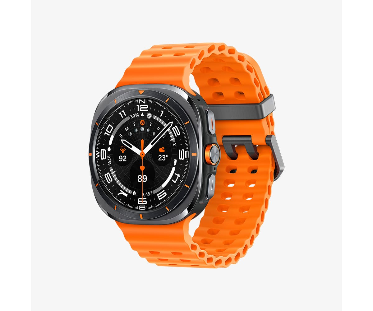 Uno smartwatch arancione con lunetta nera. L'orologio mostra l'ora e altre metriche. Il cinturino è arancione con un design strutturato.