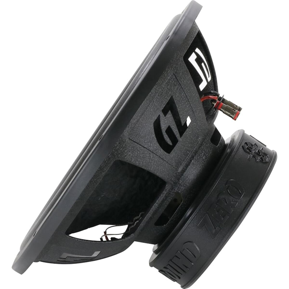 Ein schwarzer Ground Zero Subwoofer, nach links abgewinkelt. Die Seite zeigt Markenname, Logo, Ausschnitte und Kabel.