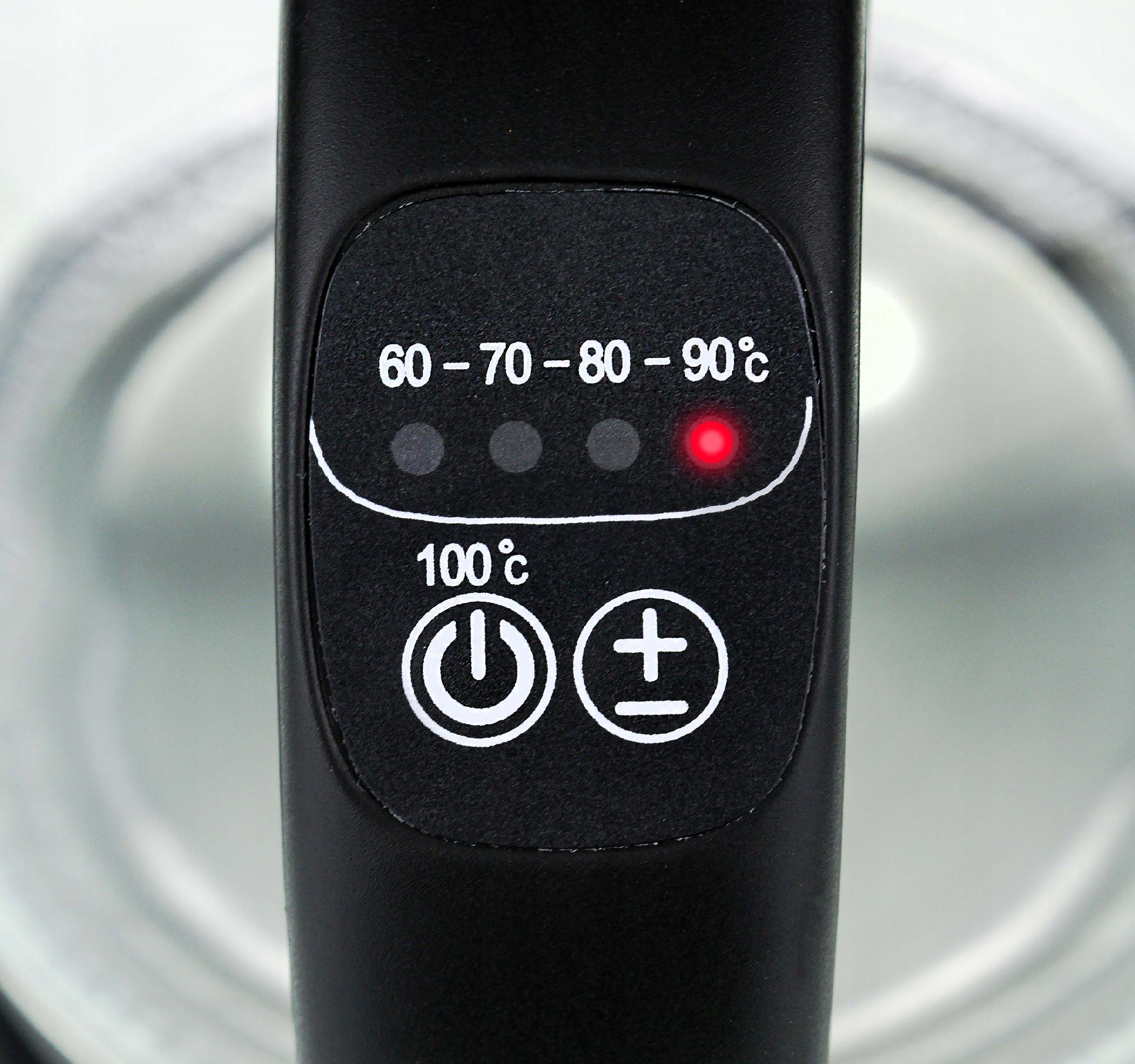 Zbliżenie na panel sterowania czajnika elektrycznego. Ma ustawienia temperatury i przyciski zasilania.