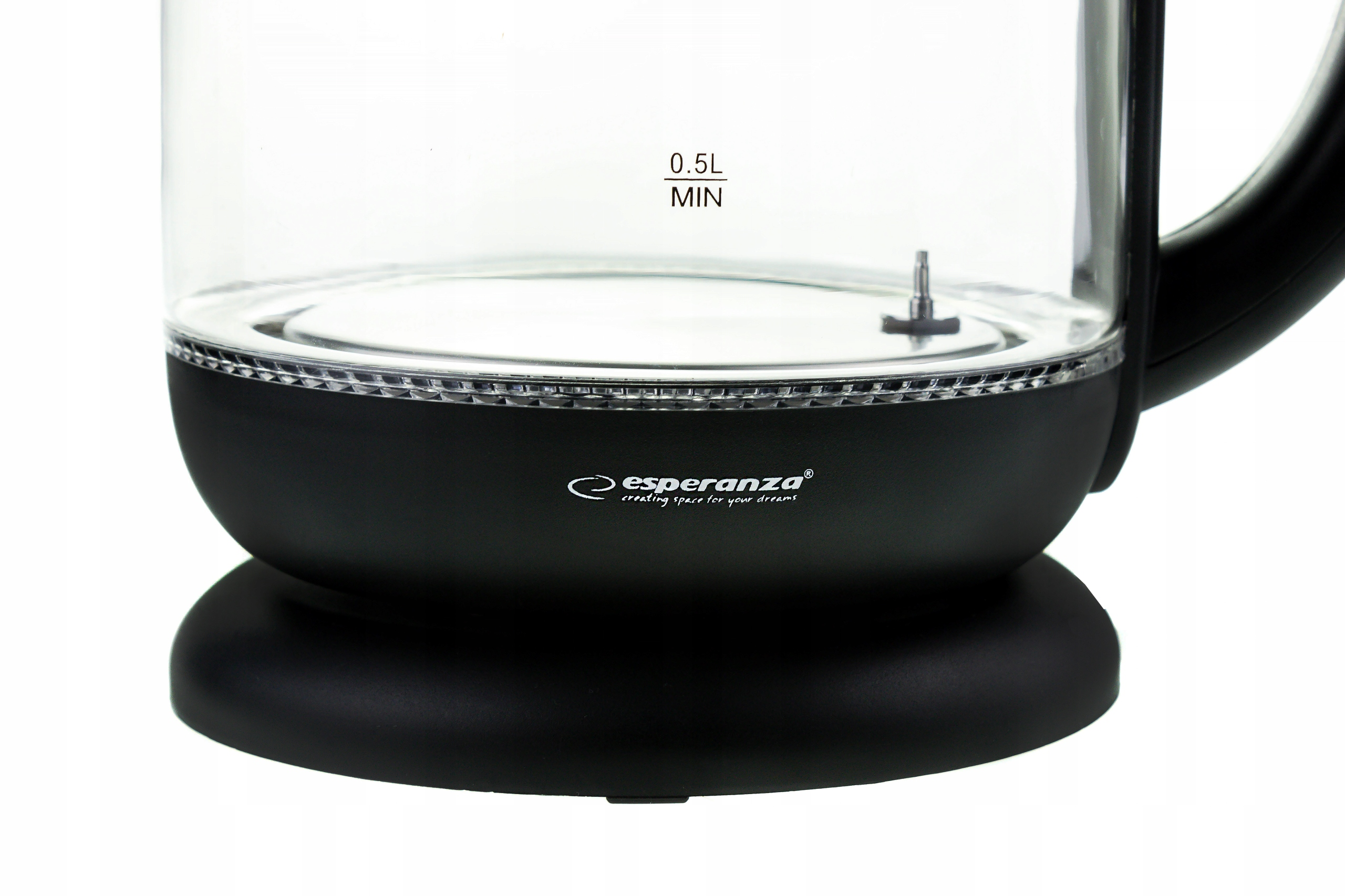 Czarny i szklany czajnik elektryczny na białym tle. Ma czarny uchwyt i podstawę.