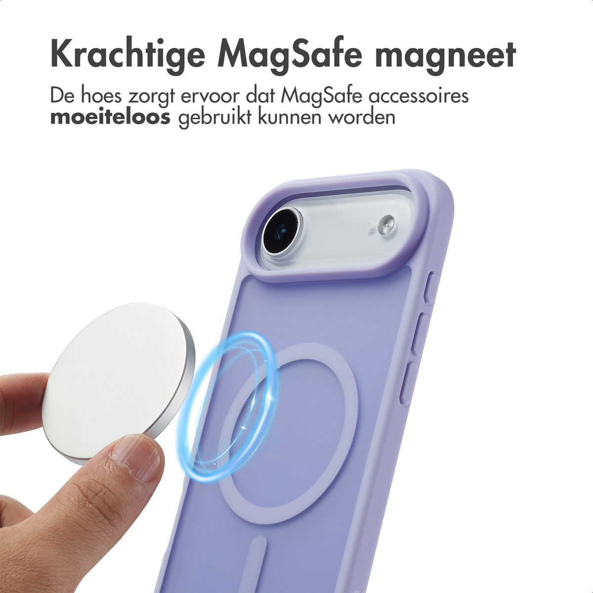 Paars telefoonhoesje met zilveren magnetische cirkel, vastgehouden door hand. Wit oppervlak.