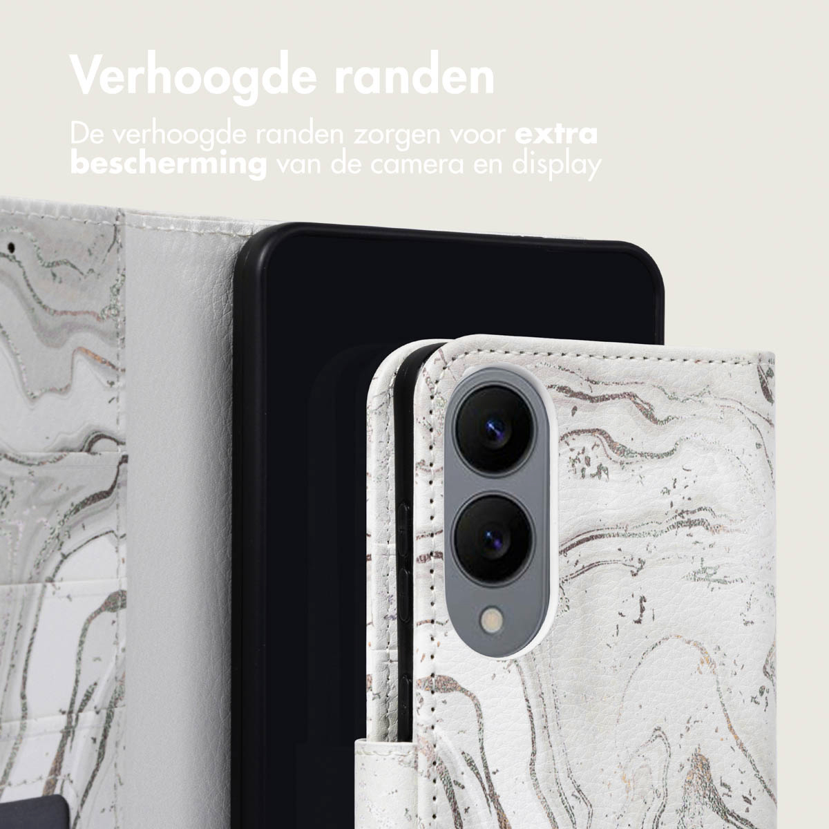 Een telefoonhoesje met marmerdesign, met een telefoon erin en de zijkant open.