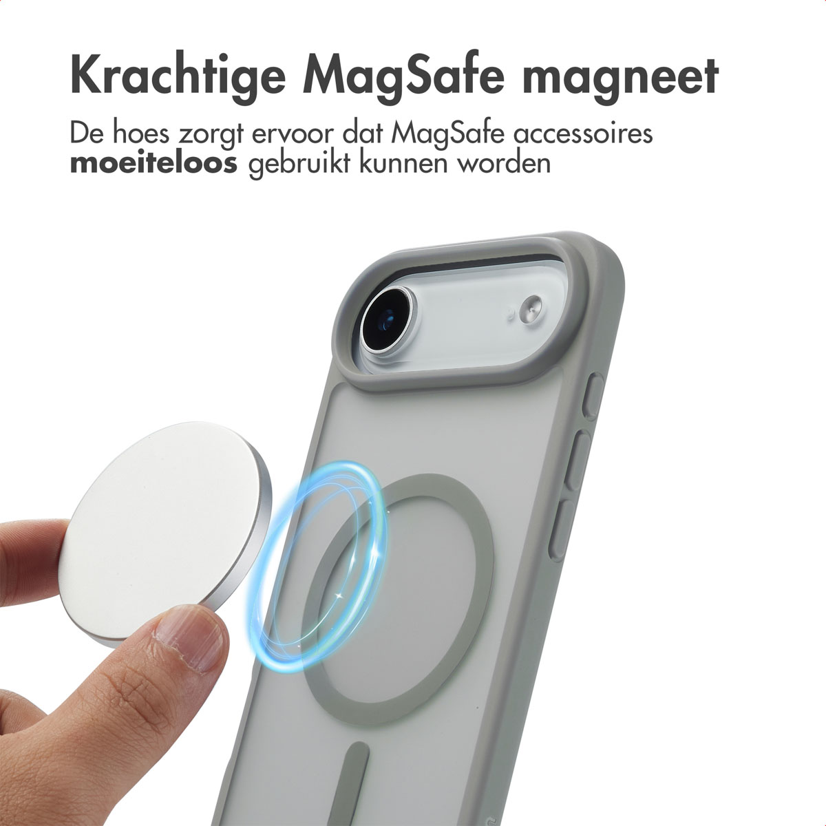 Een telefoon in een grijze hoes met een MagSafe-magneet. Een wit magnetisch accessoire wordt vastgehouden.