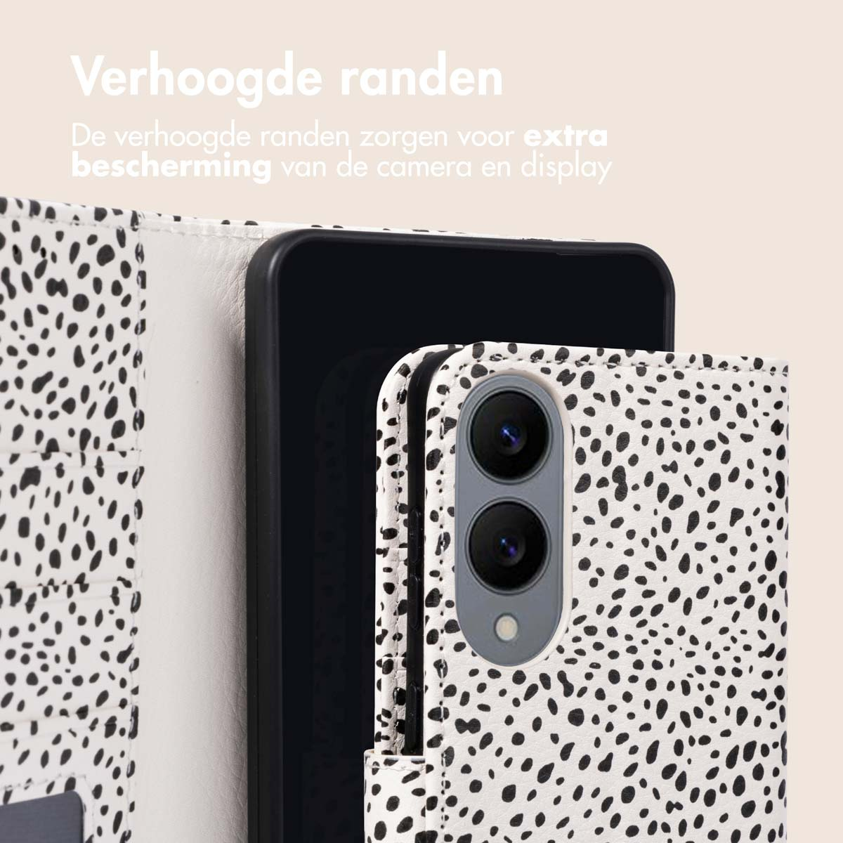 Een telefoonhoesje met een dalmatiërpatroon wordt getoond. Het scherm van de telefoon is zichtbaar.
