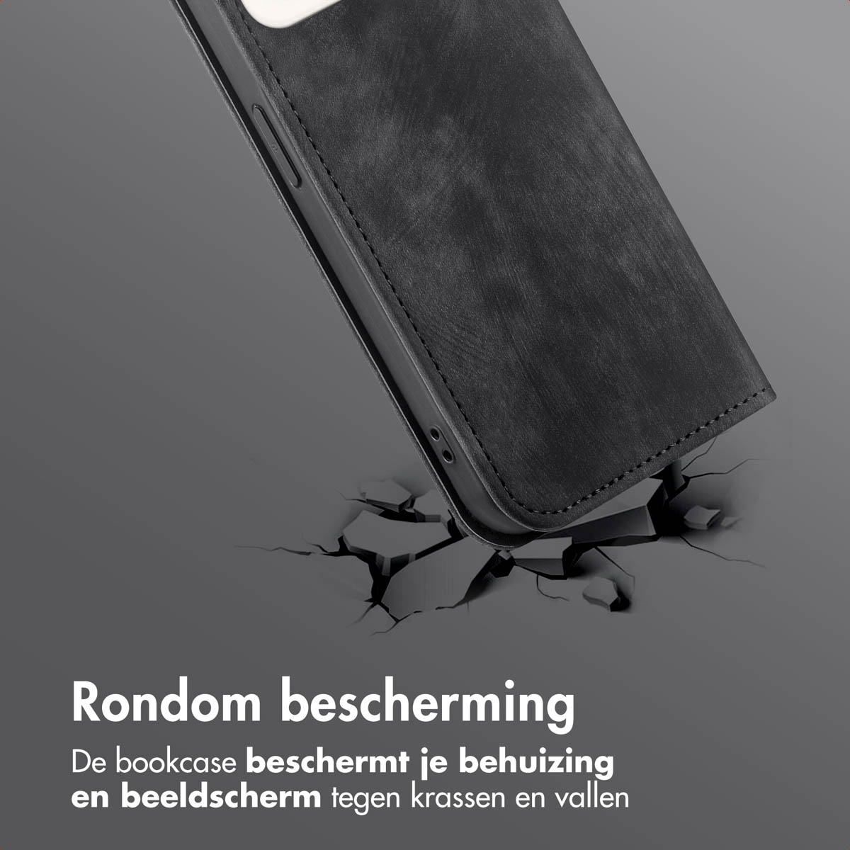 Een telefoonhoesje ligt op een gebarsten grijs oppervlak. De hoes is zwart.