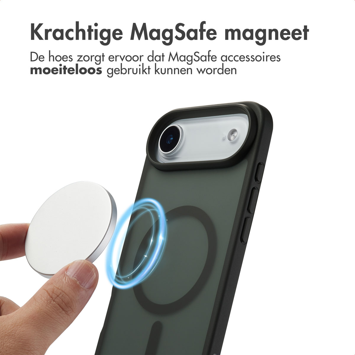 Een groene telefoonhoes en een witte MagSafe-accessoire. Een hand houdt de accessoire vast.
