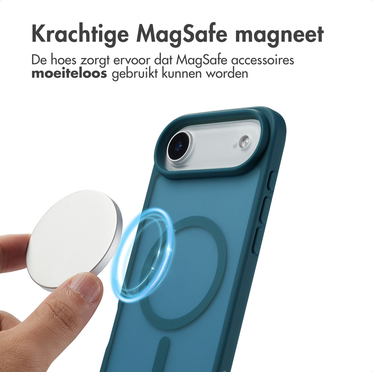 Een blauwgroene telefoonhoes en een witte MagSafe-accessoire. Een hand houdt de accessoire vast.