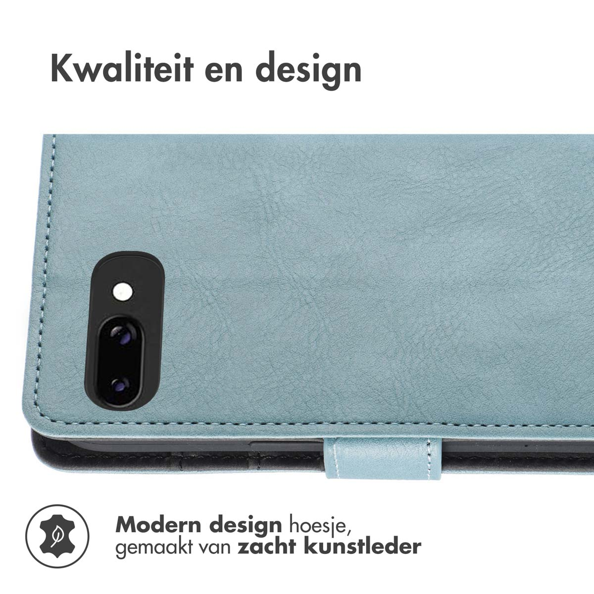 Lichtblauwe leren telefoonhoes, achterkant van de telefoon met cameramodule en tekst.