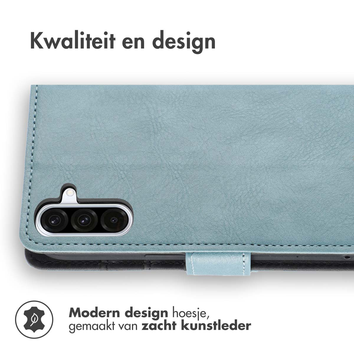 Lichtblauwe leren telefoonhoes, achterkant van de telefoon met cameramodule en tekst.