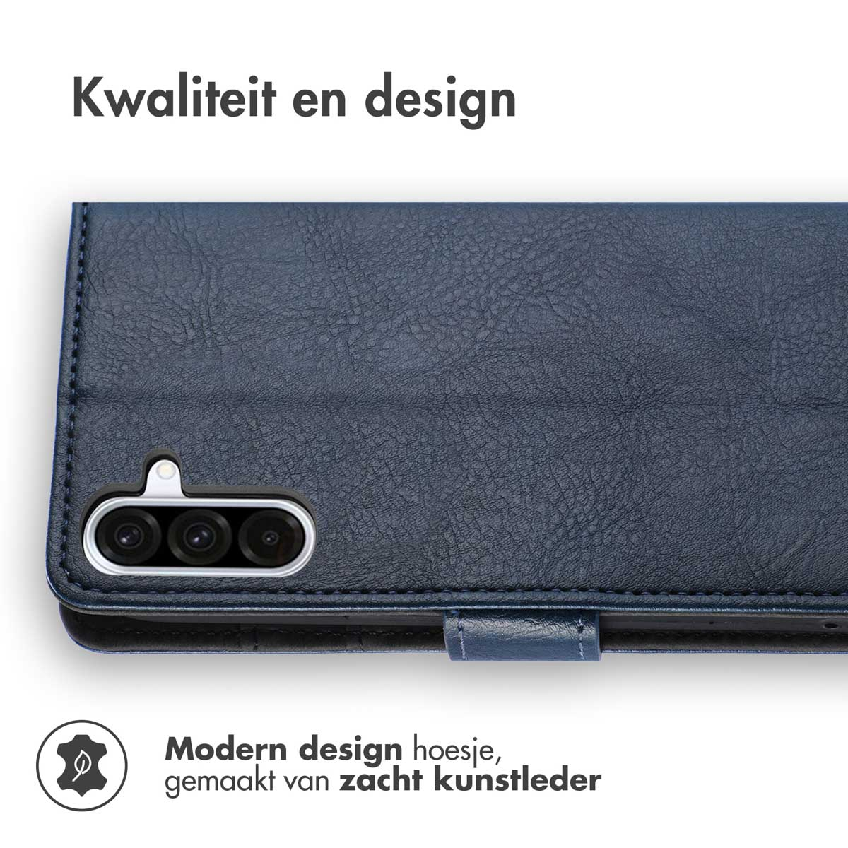 Donkerblauwe leren telefoonhoes, achterkant van de telefoon met cameramodule en tekst.