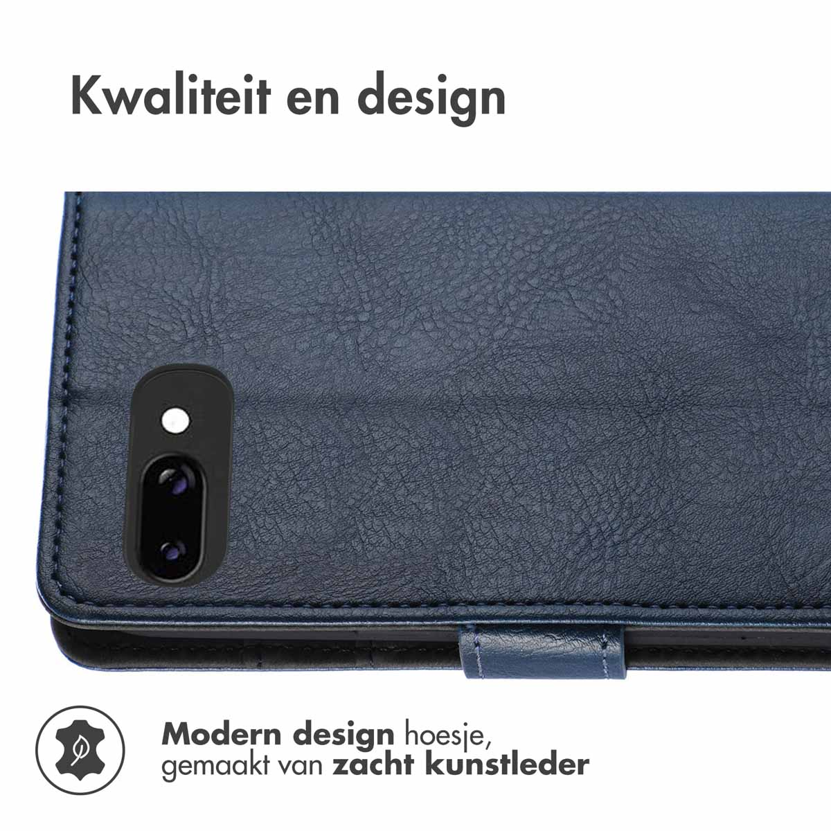 Telefoonhoes, blauw leerachtig materiaal, met een camera-uitsparing. Bovenste tekst: 'Kwaliteit en design'.