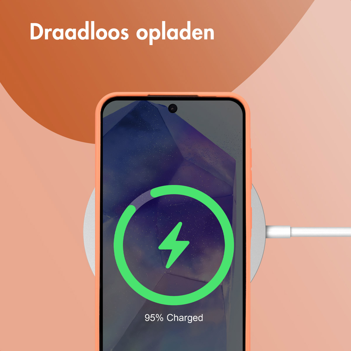 Een telefoon laadt draadloos op. Het scherm toont 95% opgeladen en een groene bliksemschicht. Een oranje hoes omringt de telefoon.