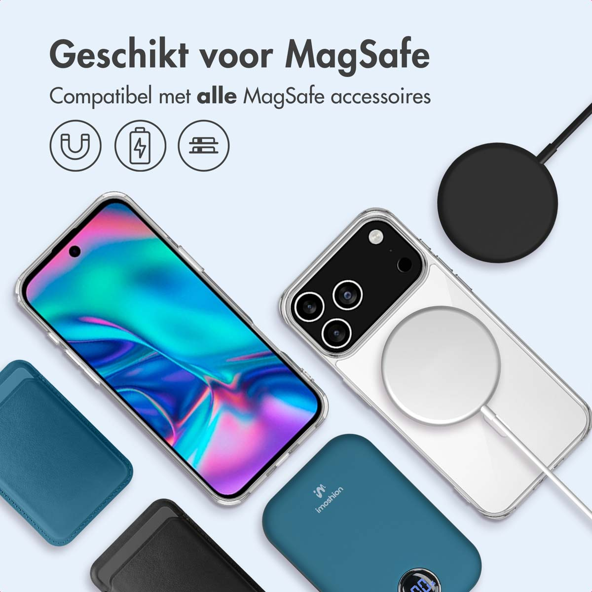 Telefoon en accessoires: een transparante hoes, powerbank, oplader en kaarthouder. Tekst: Geschikt voor MagSafe.