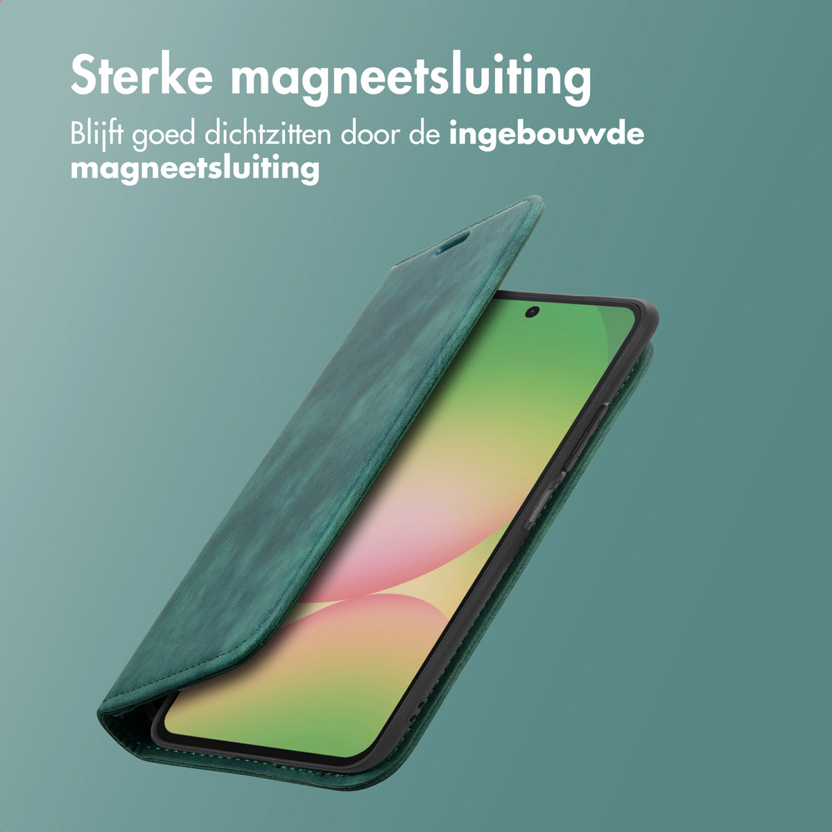 Étui portefeuille ouvert, montre téléphone, fond vert. Couvercle partiellement ouvert.