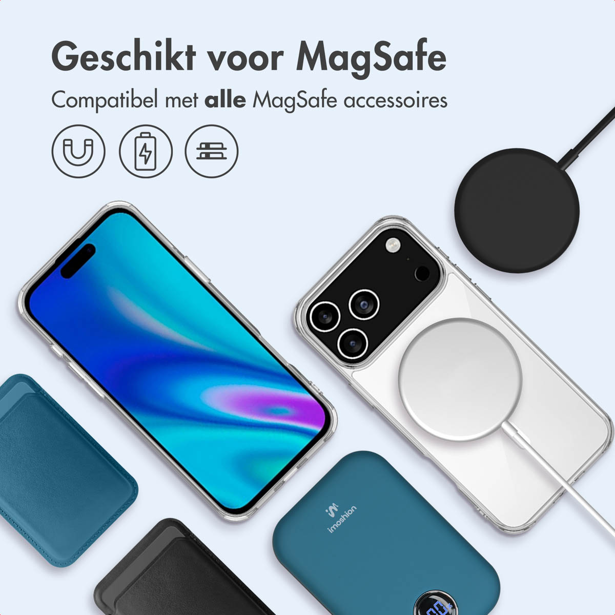 Verschillende telefoonaccessoires. Hoesjes, opladers en een telefoon zijn zichtbaar. De achtergrond is blauw.