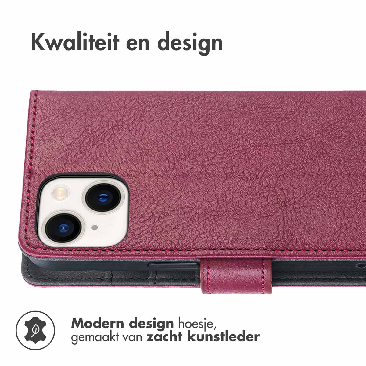 Close-up van een bordeauxrode telefoonhoes met een telefoon erin. De hoes is open. De achtergrond is wit.