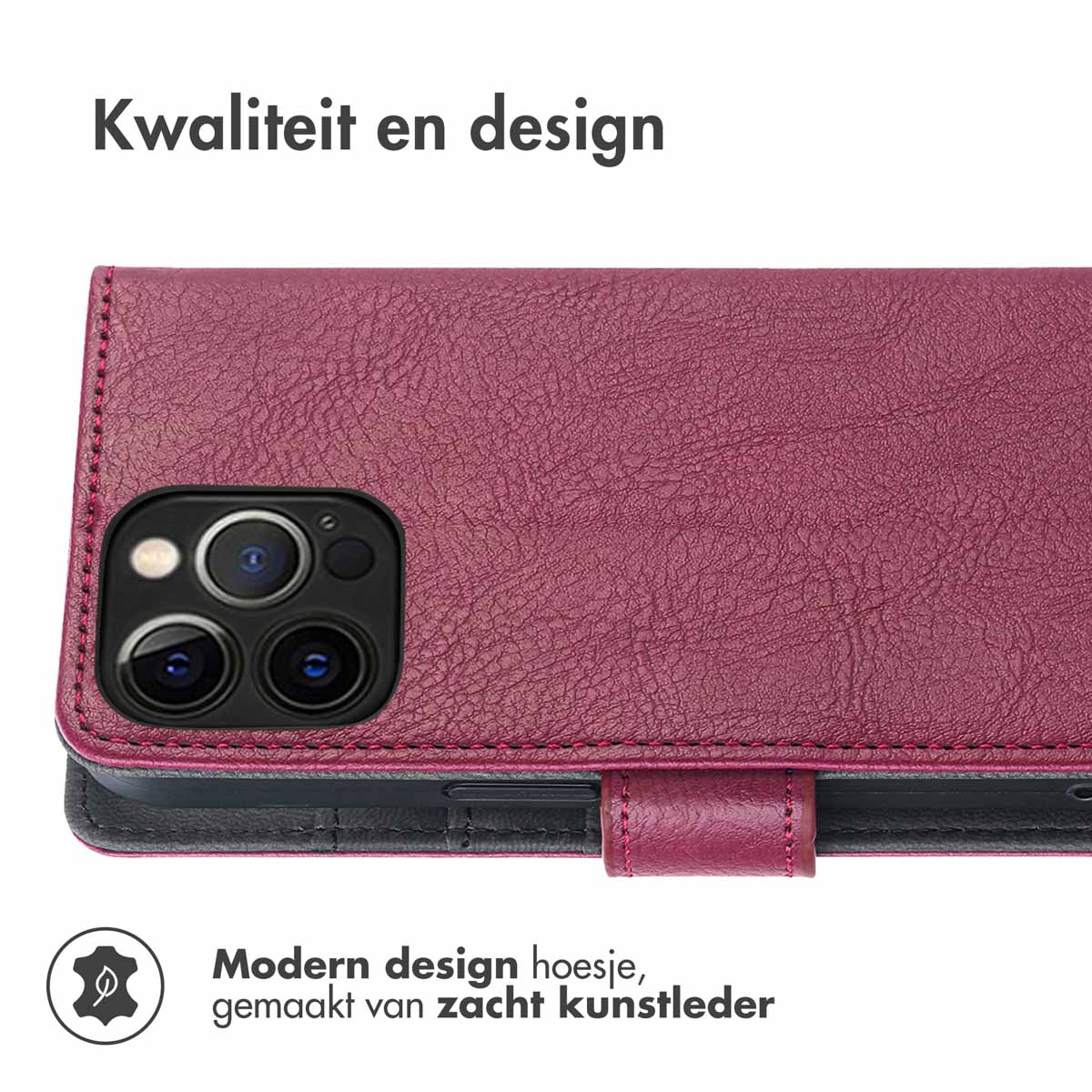 Close-up van een bordeauxrode telefoonhoes met een telefoon erin. De hoes is open. De achtergrond is wit.