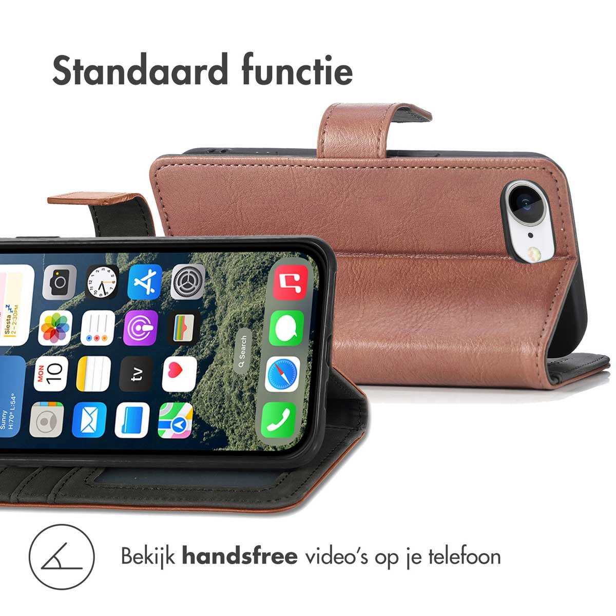 Een telefoon zit in een hoesje. De hoes is open en het scherm van de telefoon is zichtbaar. De hoes is bruin.
