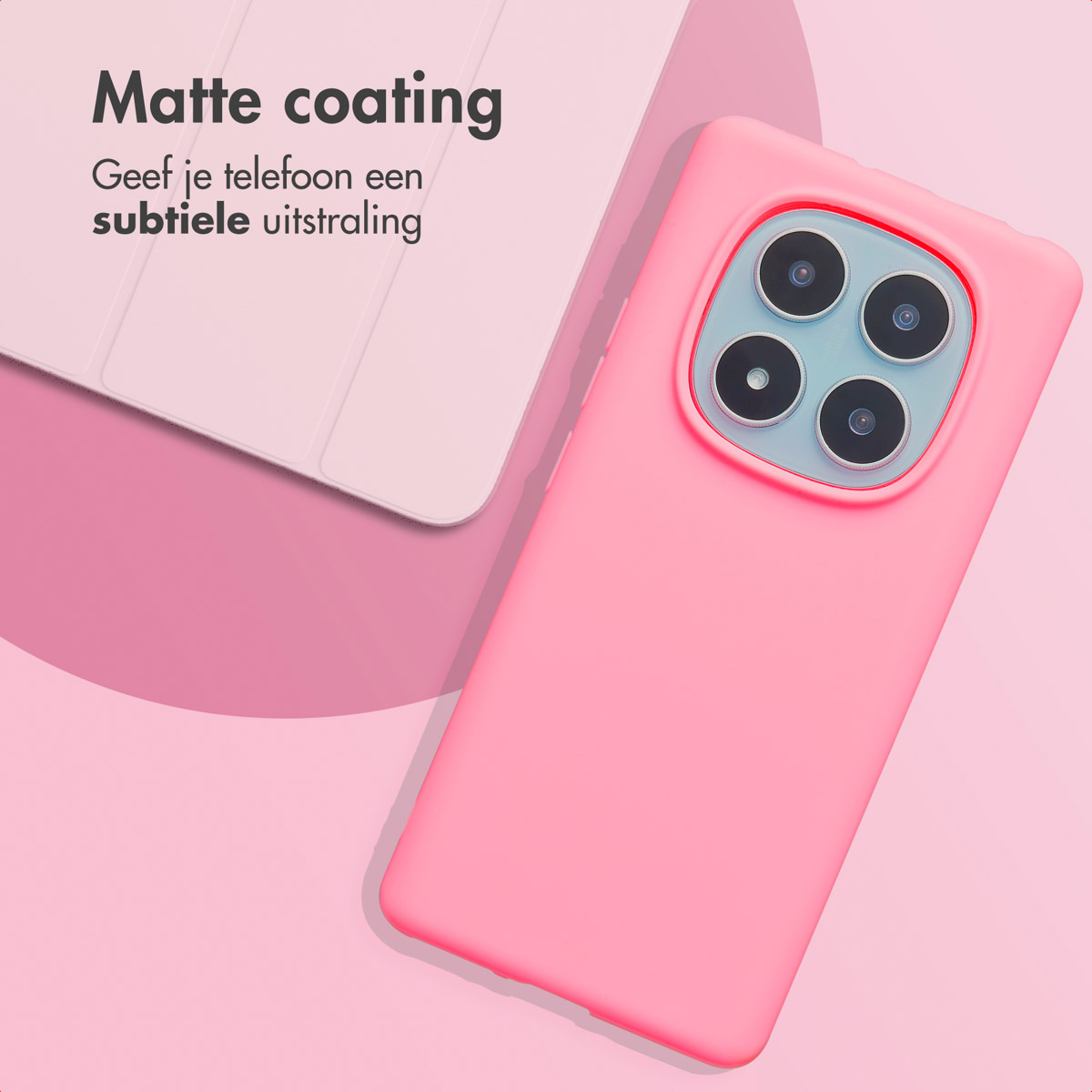 Roze telefoonhoesje op een roze achtergrond. Een wit telefoonhoesje is zichtbaar op de achtergrond.