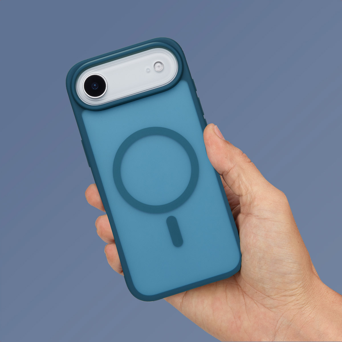 Hand die een teal telefoonhoesje vasthoudt. De hoes heeft een camera-uitsparing en een magnetische cirkel.
