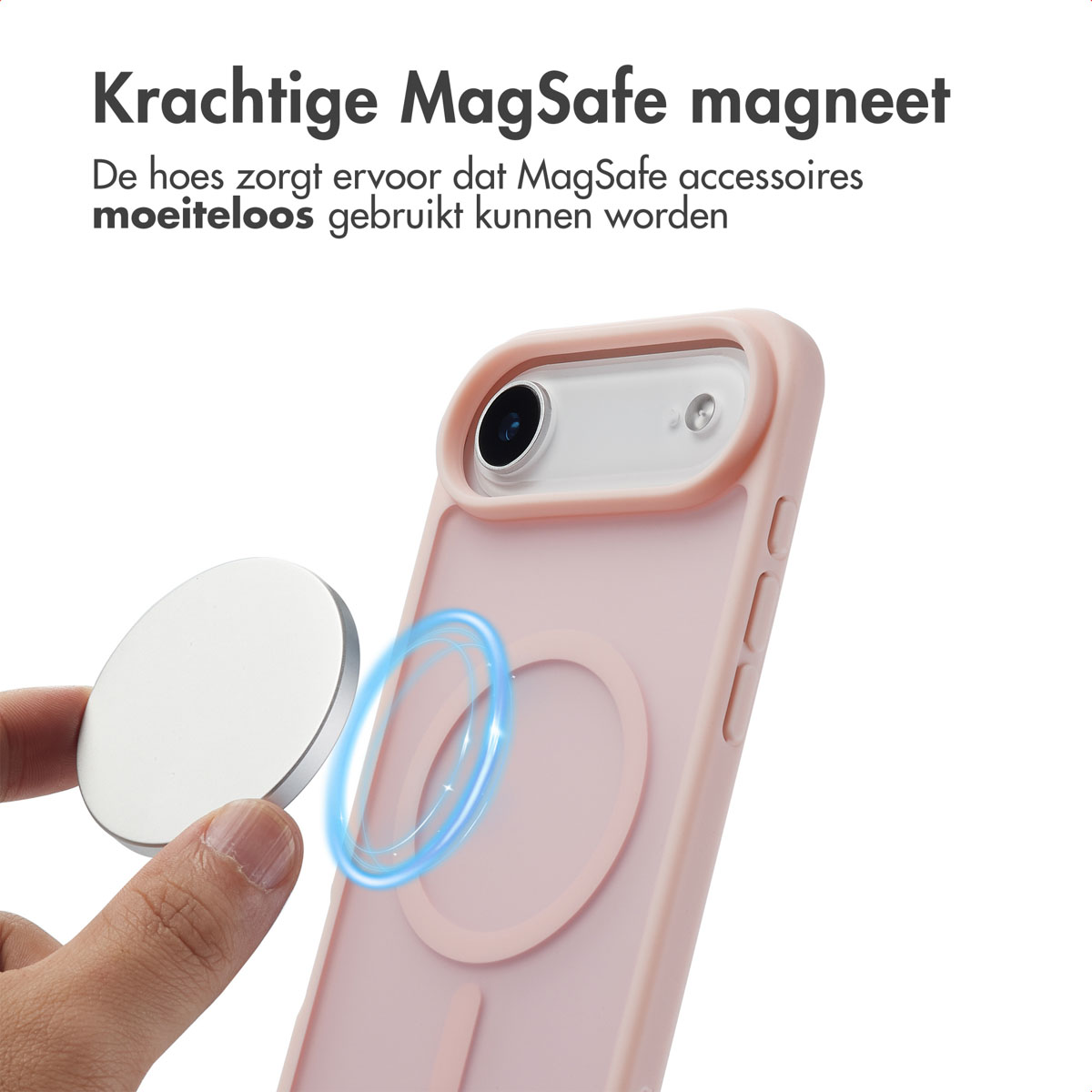 Hand die een zilveren magnetische schijf vasthoudt bij een roze telefoonhoes met een MagSafe-ring, met tekst erboven.