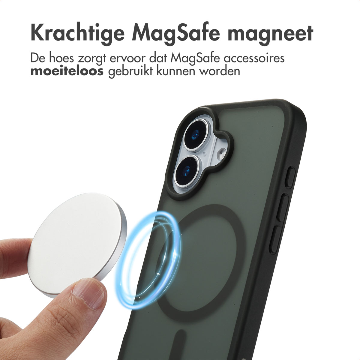Hand die een zilveren magnetische schijf vasthoudt bij een telefoonhoesje met een MagSafe-ring, met tekst erboven.