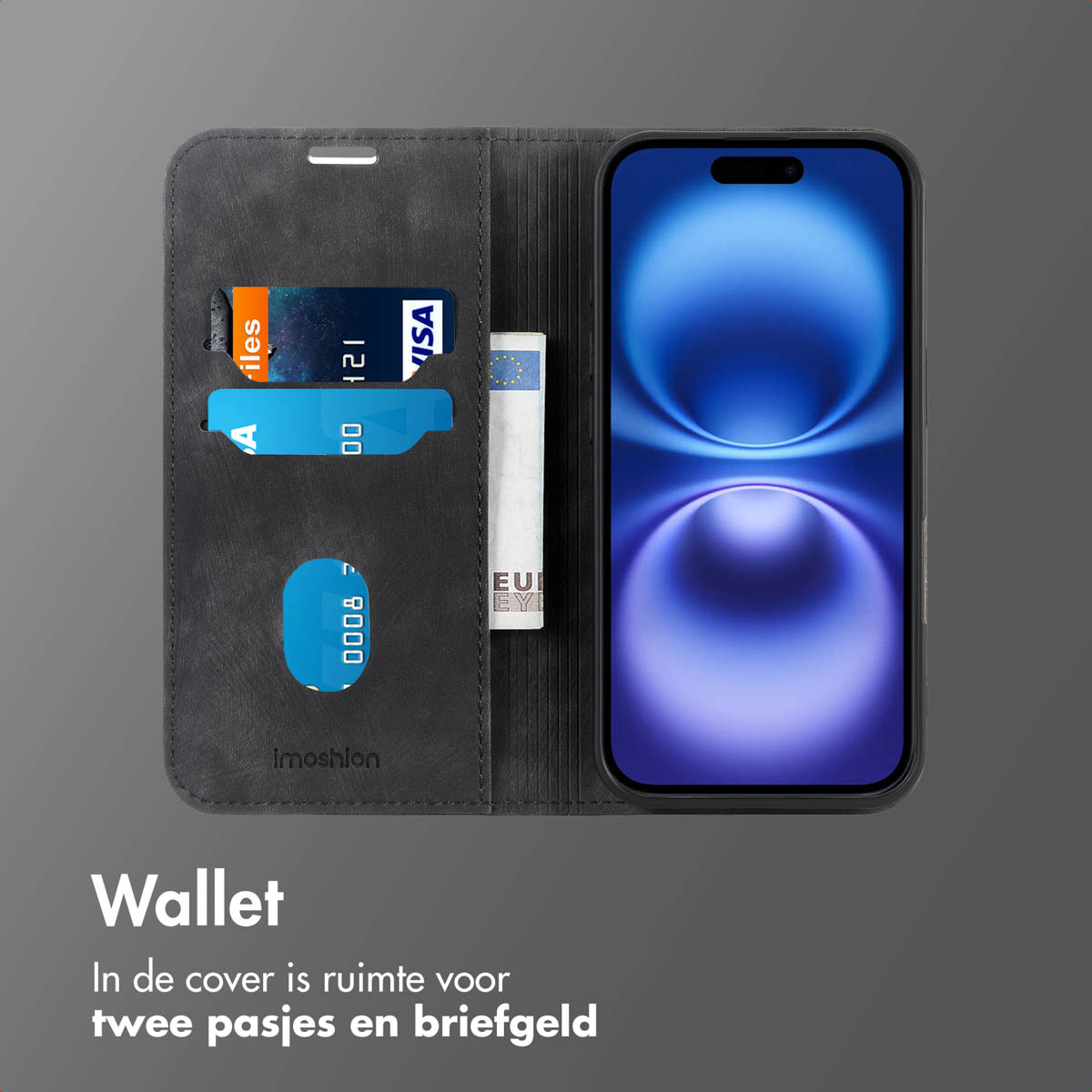 Ein schwarzes Telefon in einer dunkelgrauen Brieftasche, mit Kartenfächern und einer Rechnung. Grauer Hintergrund.