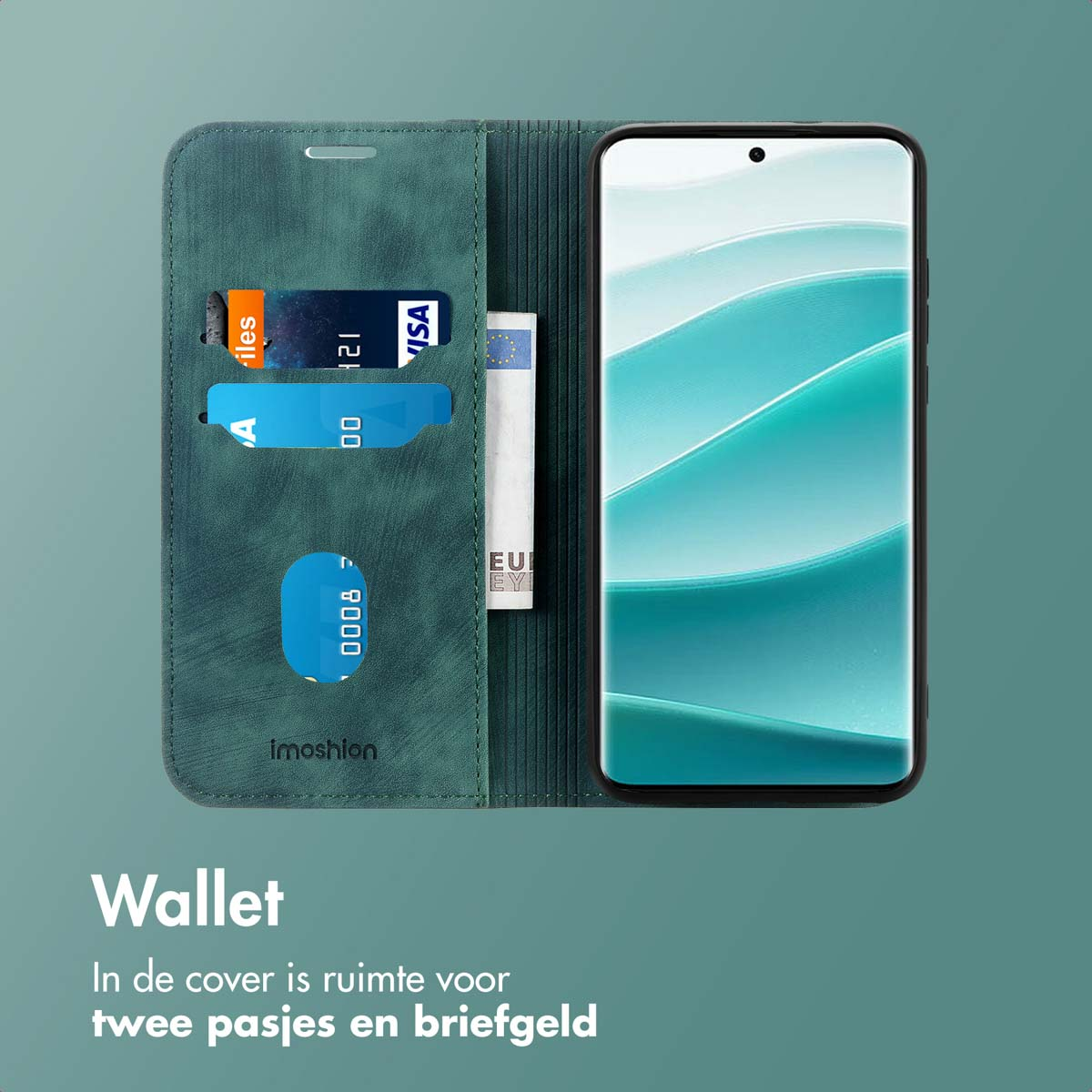 Un téléphone noir dans un étui portefeuille gris foncé, montrant des fentes pour cartes avec des cartes et un billet. Fond vert.