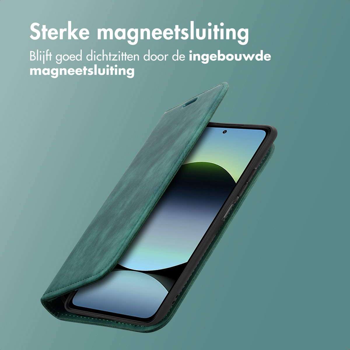 Groene telefoonhoes met een telefoon erin, in open positie. De achtergrond is groen.
