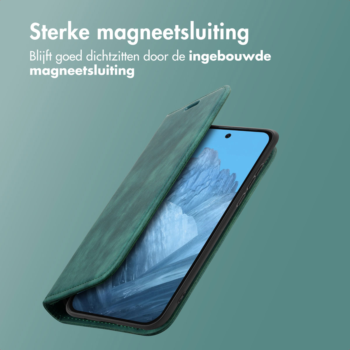 Groene telefoonhoes met een open deksel op een groene achtergrond. De telefoon is zichtbaar.