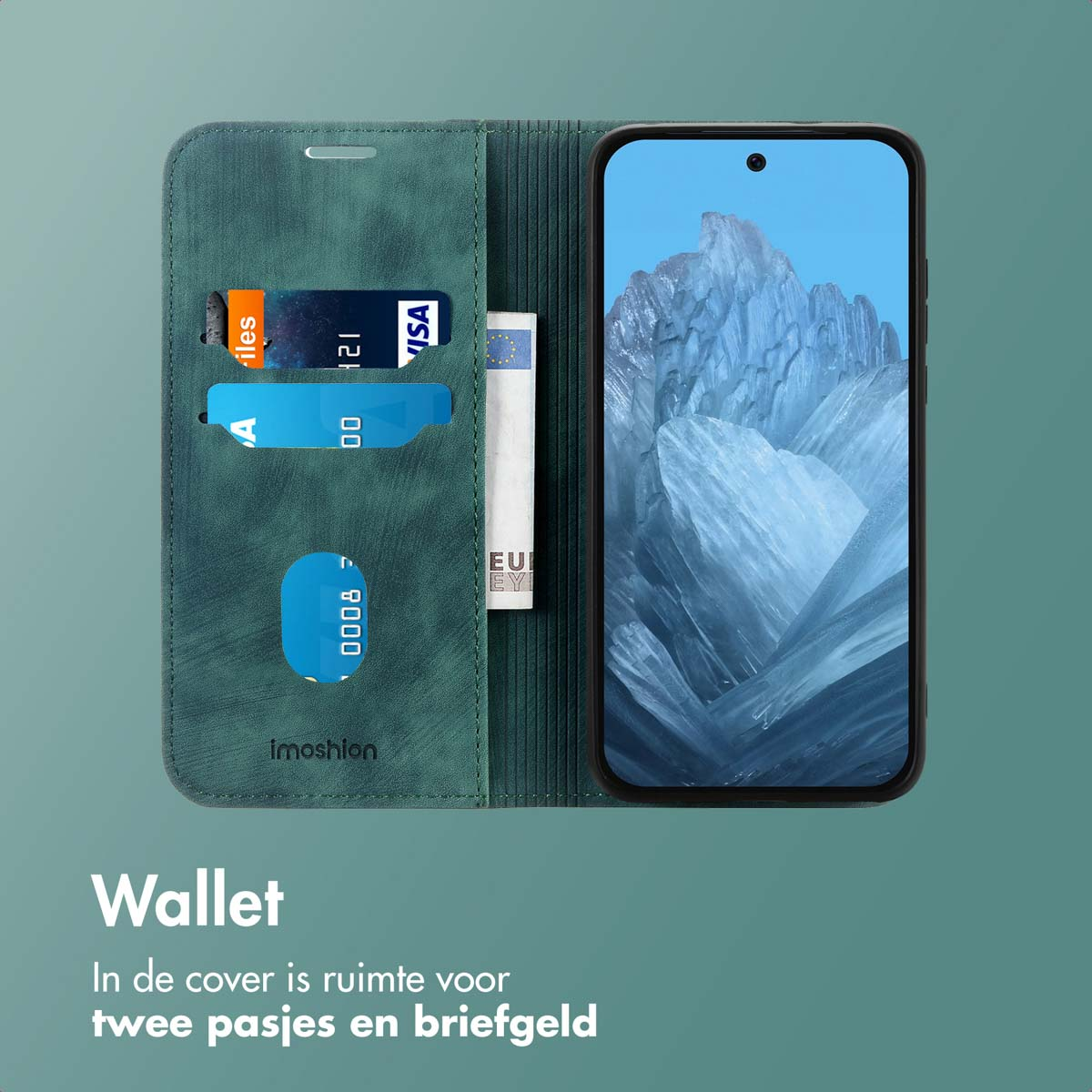 Een portemonnee telefoonhoesje met een telefoon erin. Een paar kaarten zijn zichtbaar. Nederlandse tekst. Groene achtergrond.