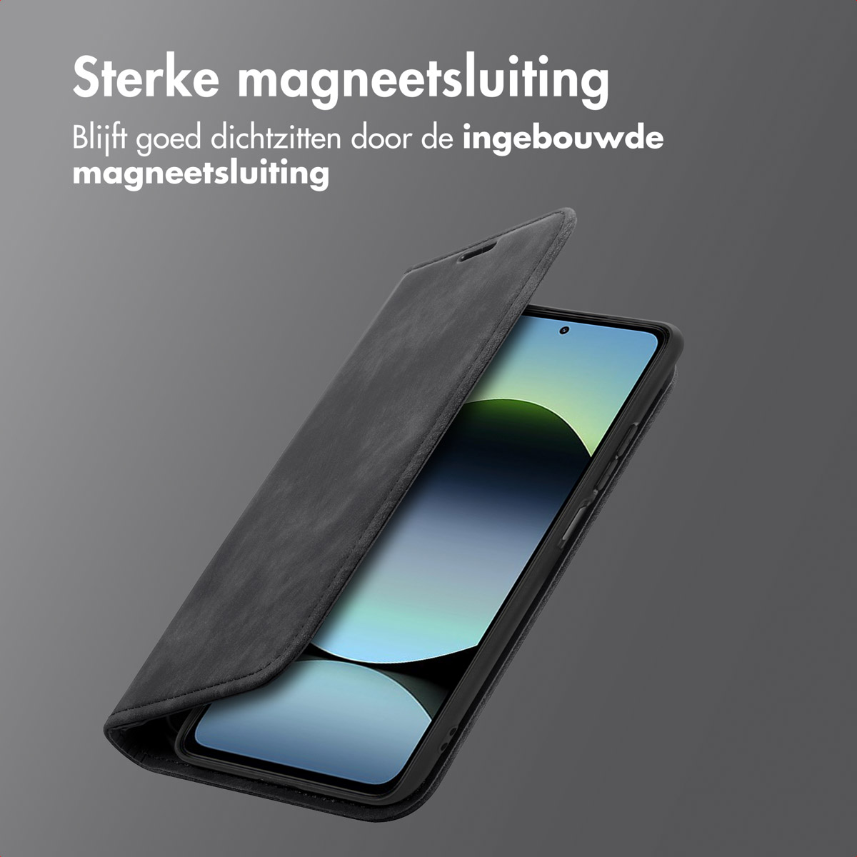 Zwarte telefoon in een grijze portemonnee-etui, open. Het scherm is zichtbaar. Grijze achtergrond.