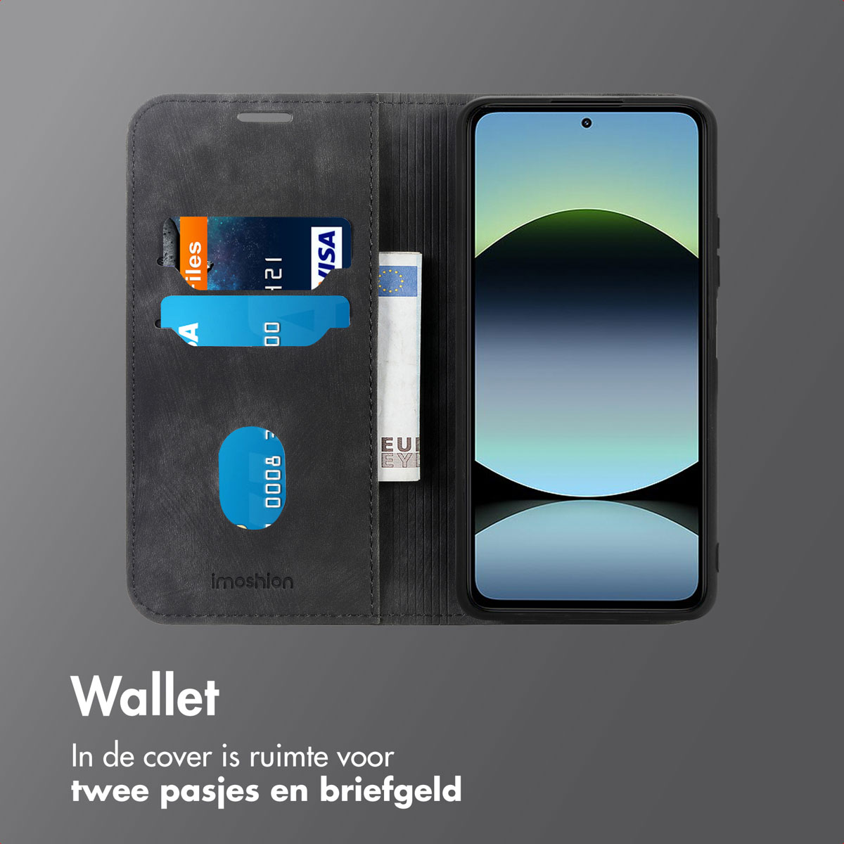 Portemonnee-etui open, met telefoon, creditcards en contant geld. Grijze achtergrond.