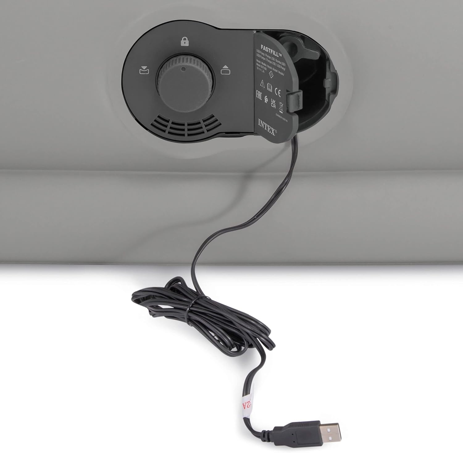Nahaufnahme des Bedienfelds und des Stromanschlusses einer Luftmatratze. Ein schwarzes Kabel mit USB-Anschluss ist angeschlossen.