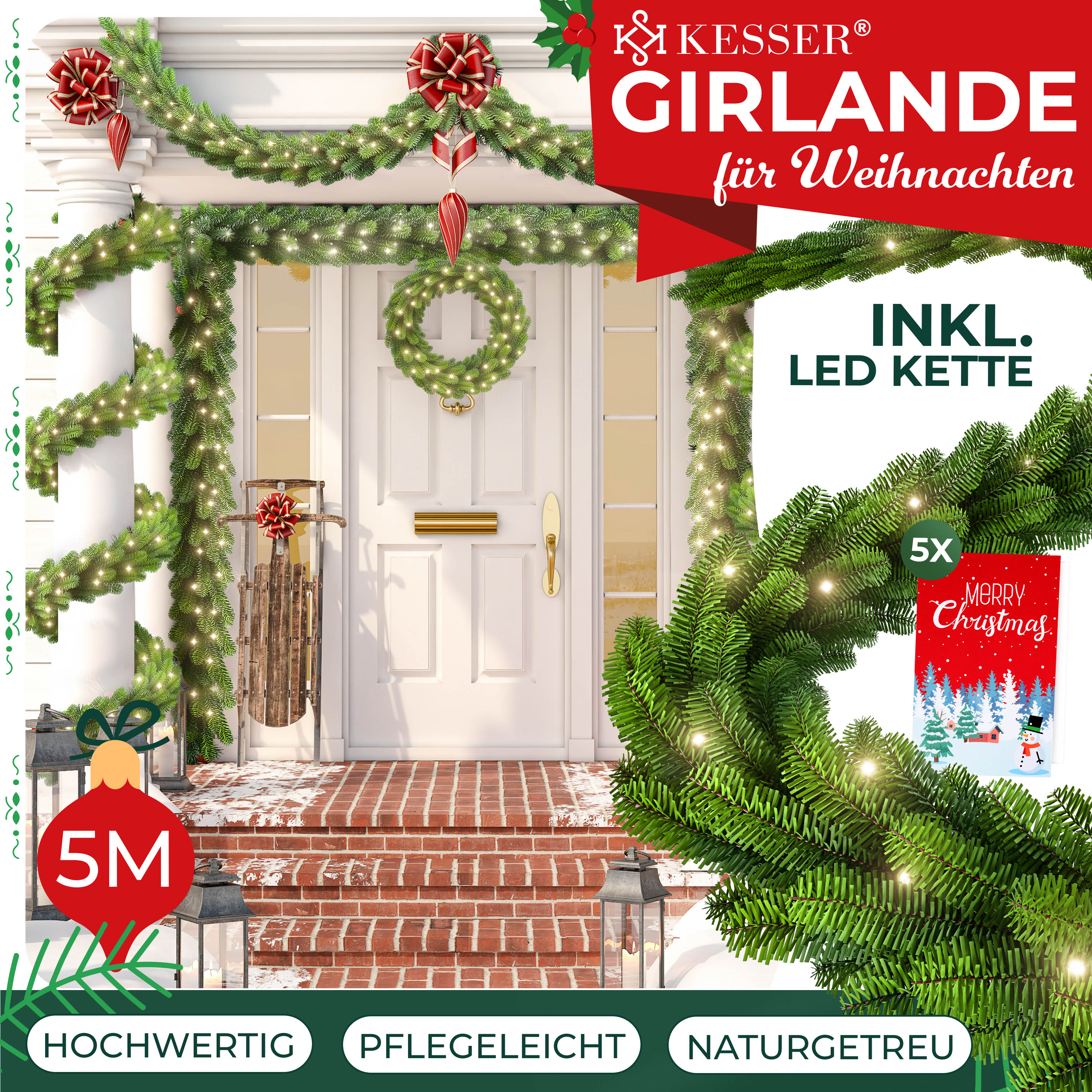 Weihnachtsdekoration an einer weißen Tür: Girlande, Kranz, Schlitten und Ornamente. Rote Schleife und Text 'Merry Christmas'.
